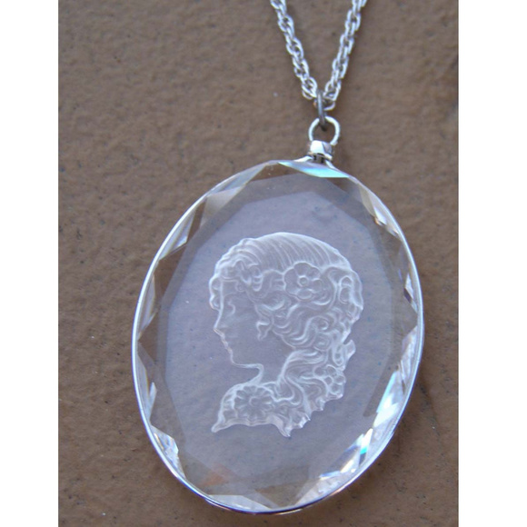 New Glass Cameo necklace Victorian style Hallmark - Picture 4 of 9